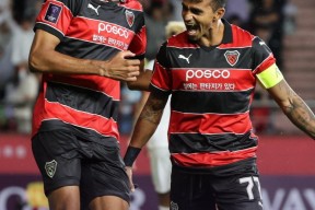 多米APP下载-上海海港训练开放日，窗口期再遭质疑引欢呼，亚冠在即，细节决定成败(亚冠精英赛上海海港)