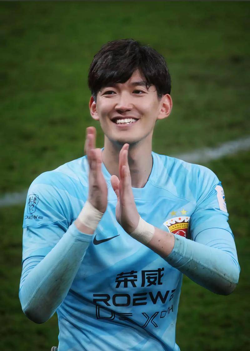 包含赛地聚焦——亚冠冲刺阶段热度飙升，山东男篮主帅复盘，球迷炸锅，轮换策略成焦点的词条