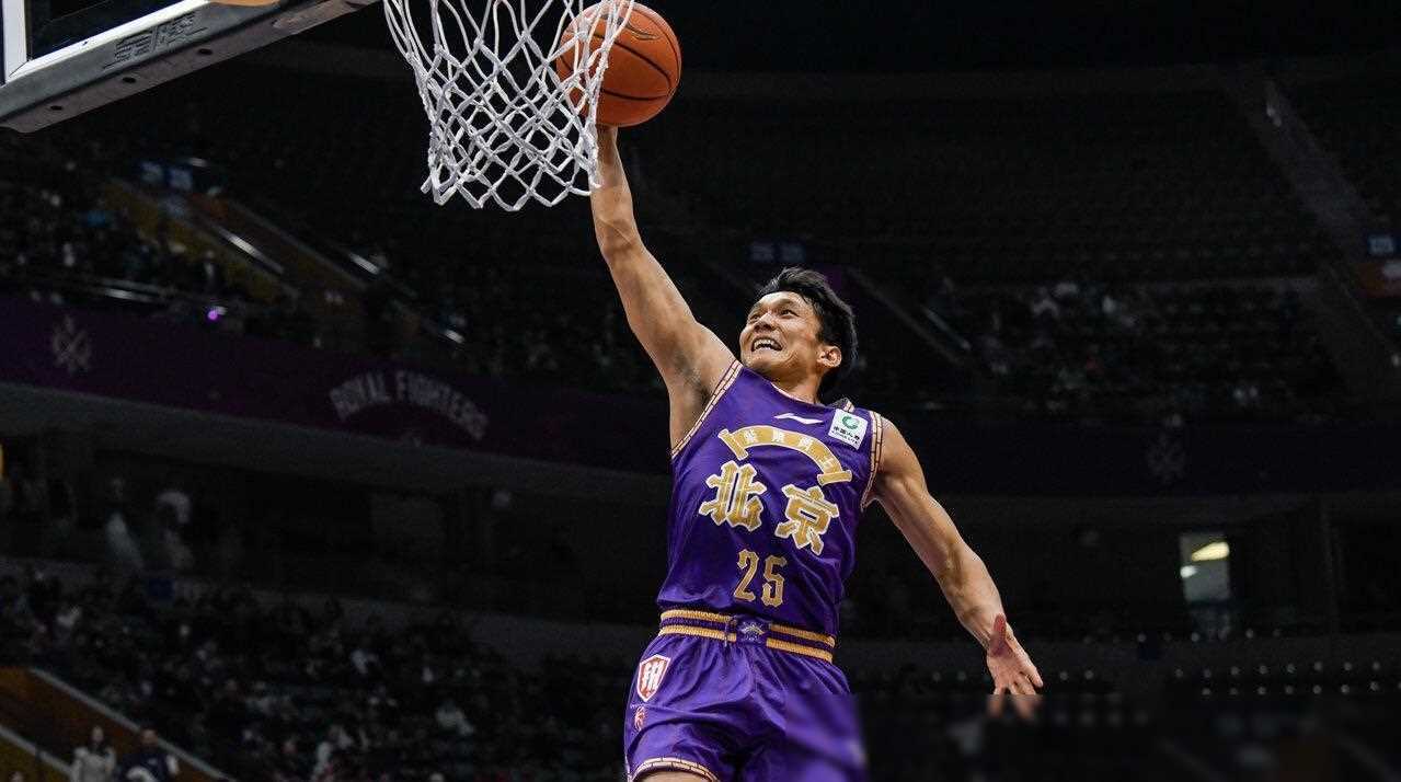 尼斯训练开放日；加时末段更衣室发声引欢呼；CBA季后赛在即；纪律约束更严格(法甲尼斯vs巴黎圣日尔曼红推分享)