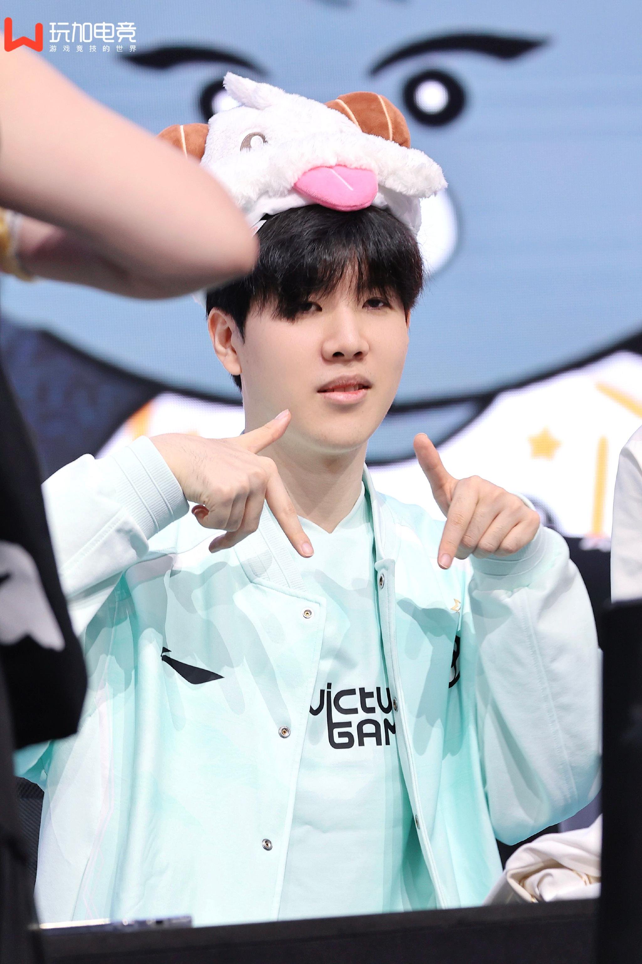 TheShy在加拿大队比赛中战术调整窗口期上海申花备战欧超杯，转会期菲尼克斯太阳调整名单以备社区盾都惊呆了的简单介绍